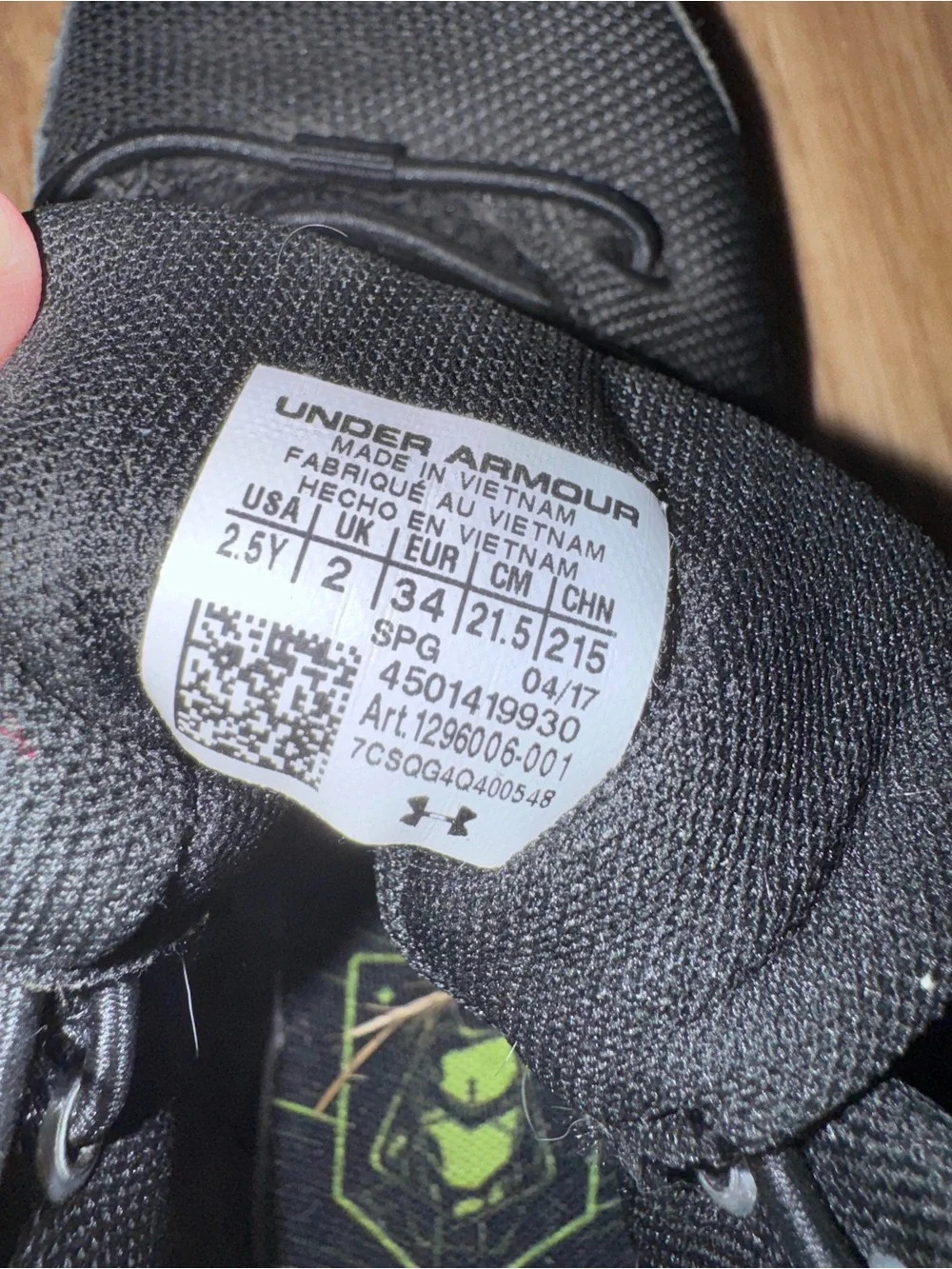 Boys Under Armour Black sneakers 2.5 Youth